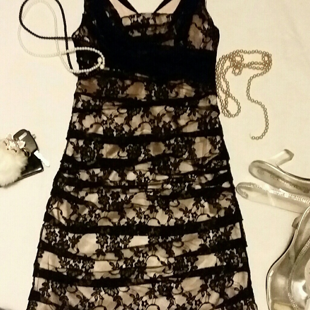 🐒Price Dropped! Lovely lace dress by Guess